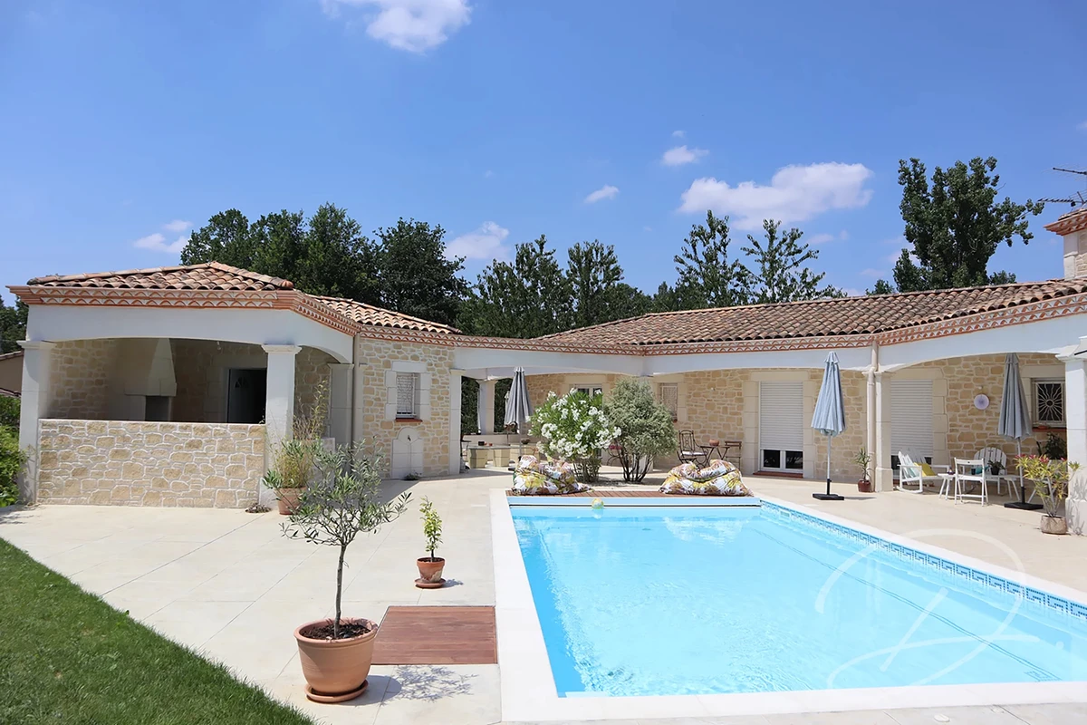 Créer une ambiance méditerranéenne autour de sa piscine avec la pierre